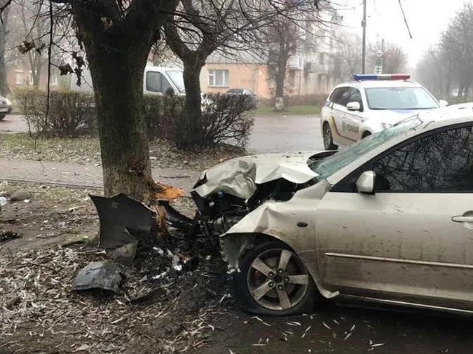 На Волині автомобіль врізався в дерево: водій та пасажирка – в лікарні