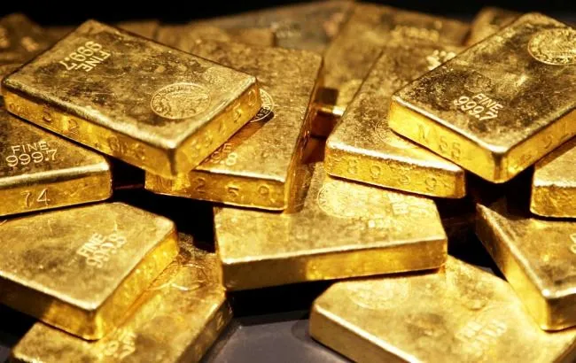 Золото подорожчало на 2,3%