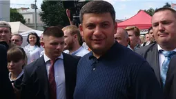 Лучани "селфяться" з Гройсманом на Театральному майдані (фото, відео)