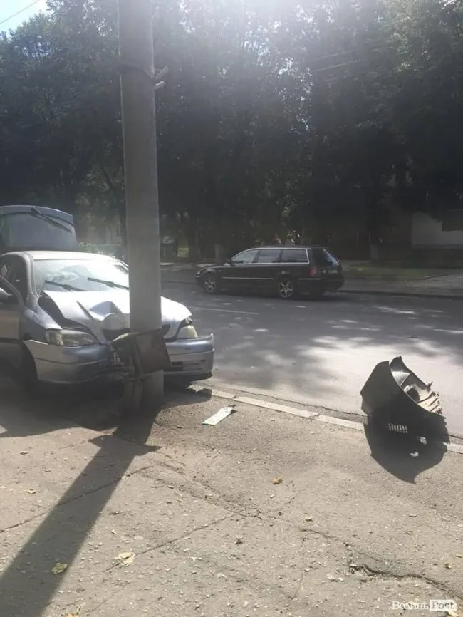 У Луцьку – аварія: Opel влетів у Renault і врізався у стовп (фото, відео) 