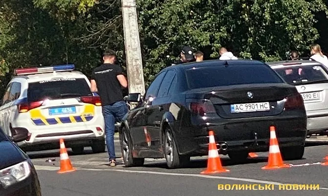 У Луцьку на переході BMW «наздогнала» авто патрульних (фото)