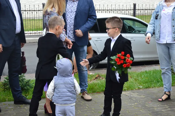 Квіти, вітання та першачки: у луцькій школі №9 пролунав перший дзвоник (фото)
