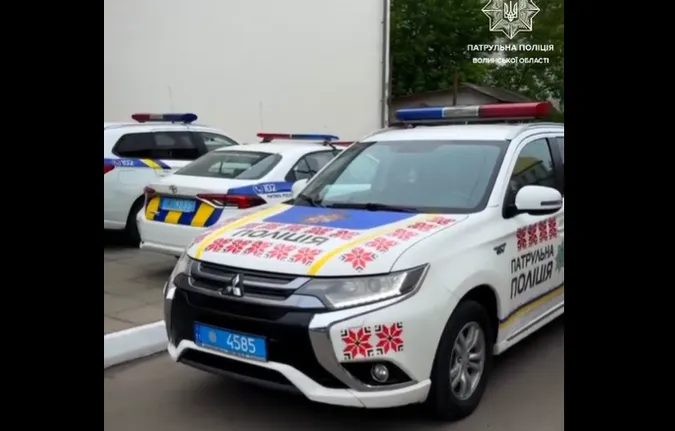 Волинські патрульні «одягнули» службові авто «у вишиванки» (відео)