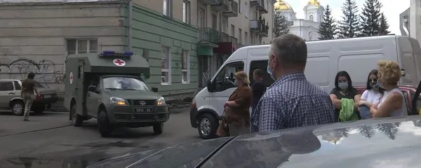 Лучани стоять у черзі, аби здати тест на коронавірус (фото)