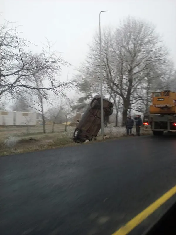 На Волині автівка «встромилася» в кювет (фото)