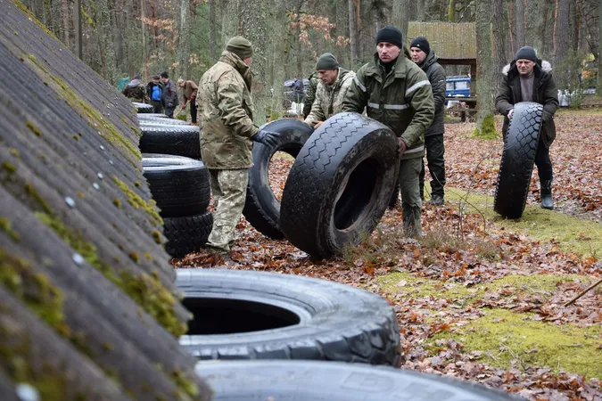 На Волині силовики і місцеві жителі облаштовують фортифікаційні споруди (фото)