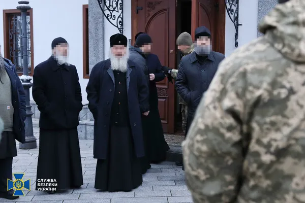 Безпекові заходи: СБУ нагрянула у Києво-Печерську лавру (фото, відео)