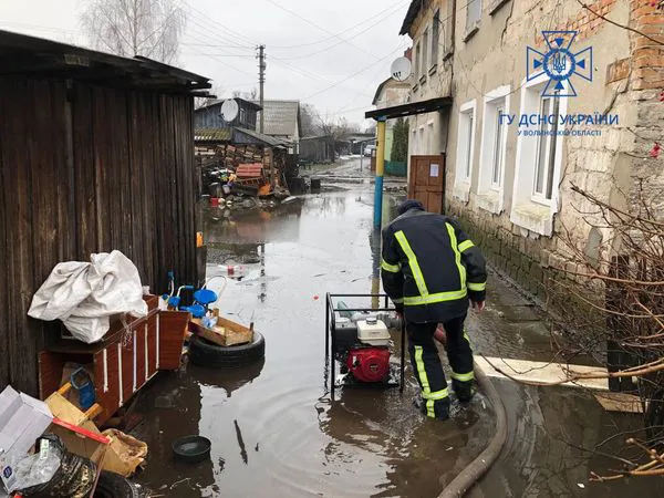 З городів і дворів: на Волині рятувальники відкачували воду (фото)