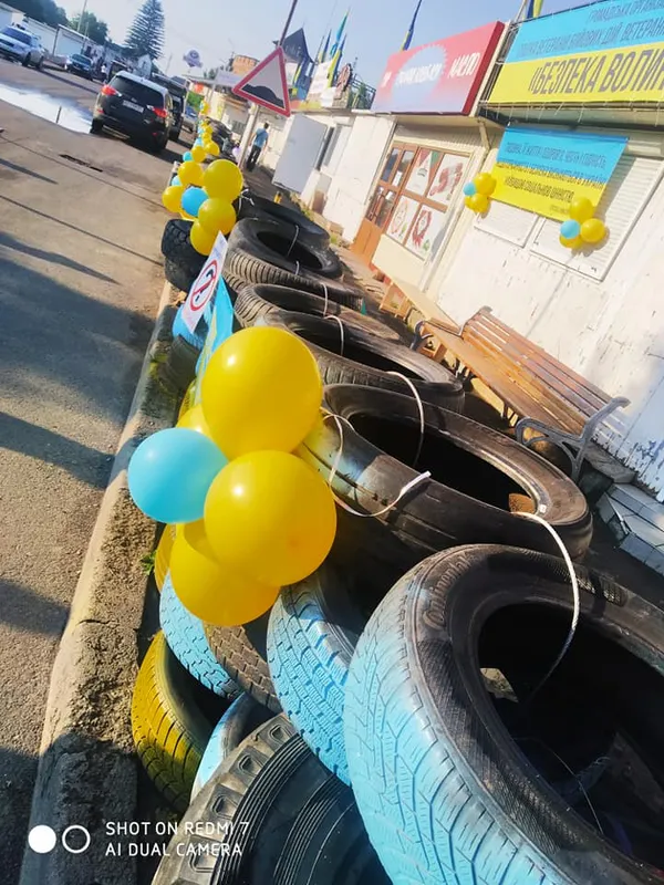 Підприємці Центрального ринку креативно привітали лучан з Днем Конституції (фото)