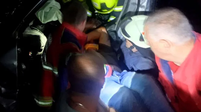 На Волині зіткнулися позашляховик і мінівен – рятувальники витягали водія (фото)