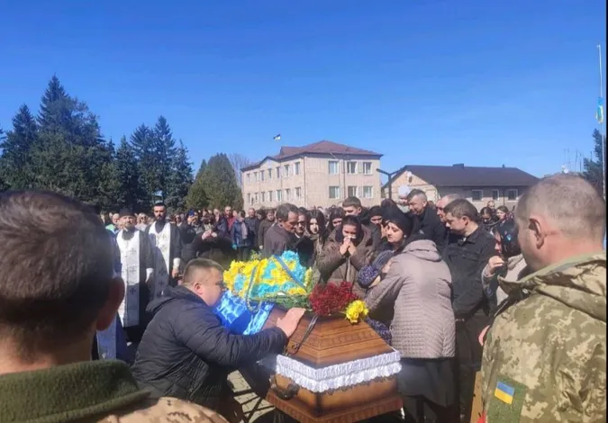 На Волині попрощалися із молодим воїном Віктором Красноперою (фото)