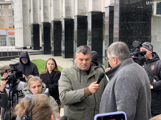 «Дрони, а не бруківка»: лучани вкотре мітингують під стінами облради (фото)
