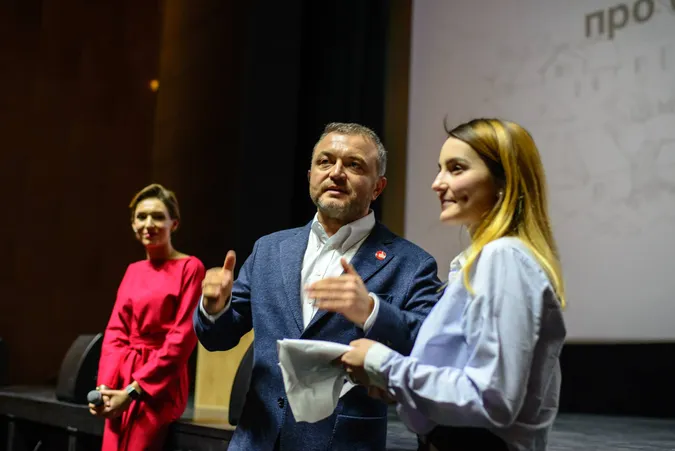 Що запитували в Андрія Покровського на відкритій зустрічі у Луцьку (фото)