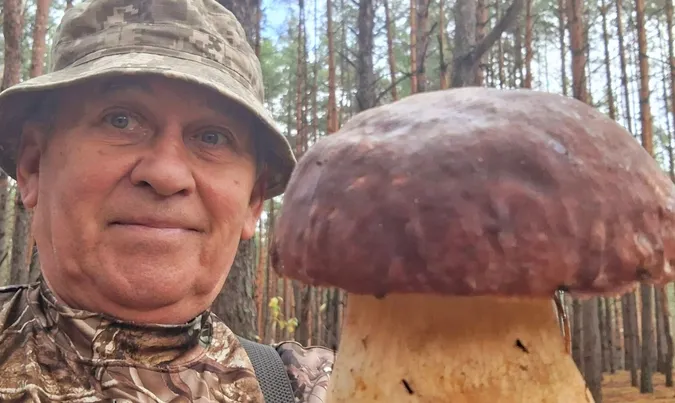 У волинському лісі грибник знайшов боровика-гіганта (фото)