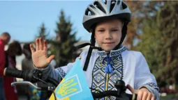 Шоломи і вишиванки: як у Луцьку минув велопробіг до Дня міста (фото, відео)