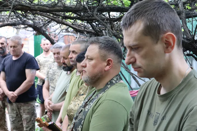 Сповідь, причастя й освячені паски: «волинська сотка» зустріла Великдень на передовій (фото)