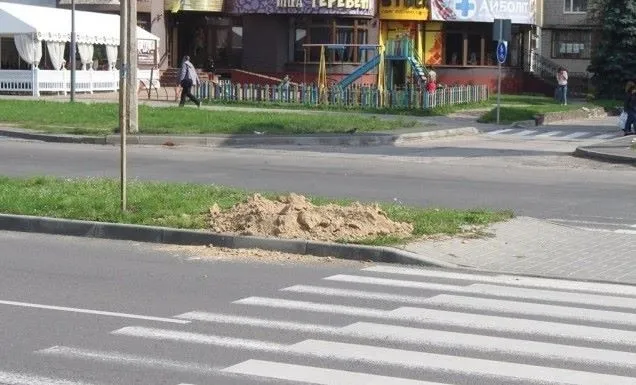 У Луцьку встановлюють освітлення для пішохідних переходів (фото)