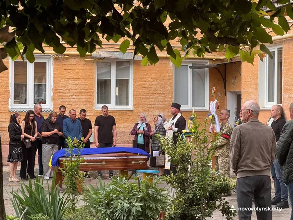 У Нововолинській громаді провели в останню дорогу воїнів Віталія Ткачова та Максима Медведчука (фото)