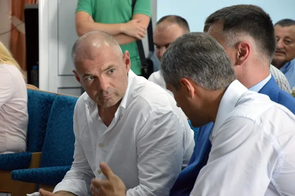 Поки сільська голова переповідала вже раніше сказане журналістам, голова Волиньради радився про щось з колегами