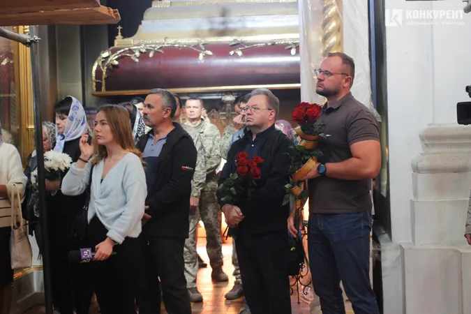 Знову похорон: Луцьк попрощався із загиблим захисником Віталієм Степанишеним (фото, відео)