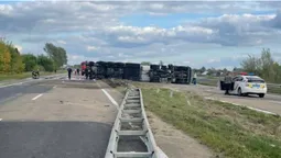 На швидкості наїхав на відбійник: подробиці ДТП на Волині за участю бензовоза (фото)