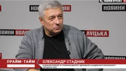 Люди чекають виступу Волинського хору, натомість приходить невеличка група музикантів (відео)