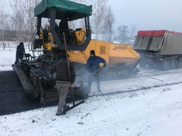 Асфальт по снігу: як роблять дороги під Луцьком