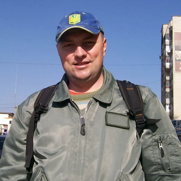 Шкільні лінійки без влади й духовенства: варто чи ні