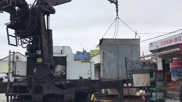 На Старому ринку в Луцьку знову стартував демонтаж (відео)
