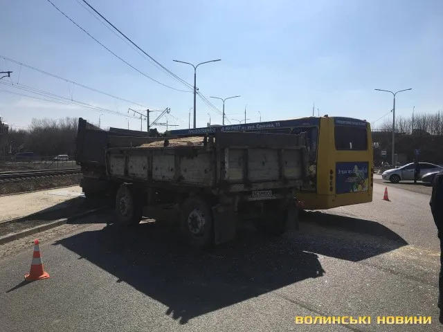У Луцьку маршрутка протаранила вантажівку. Семеро людей – в лікарні (фото, відео)