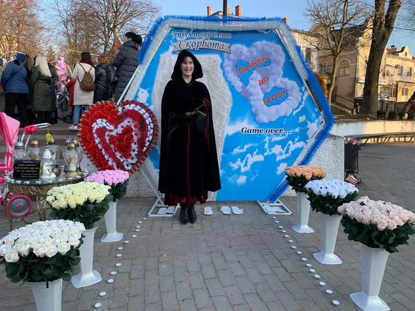 «Любов до гробу»: у Калуші ритуальний салон облаштував фотозону до Дня закоханих (фото)