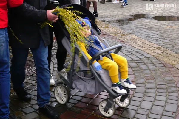 Вербна неділя: тисячі лучан у центрі міста «б'ють» і вітають один одного (фото, відео)