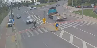 У Луцьку Volkswagen на швидкості влетів у паркан, рятуючи пішохода (відео)