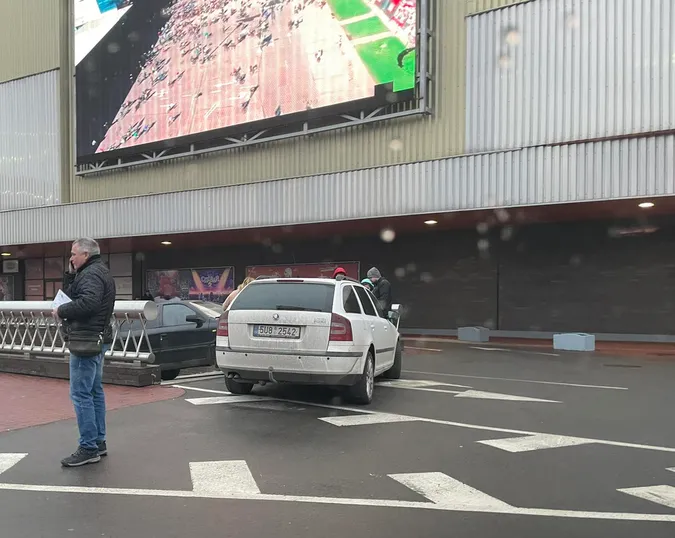 У Луцьку на виїзді з підземного паркінгу зіткнулися два легковики (фото)