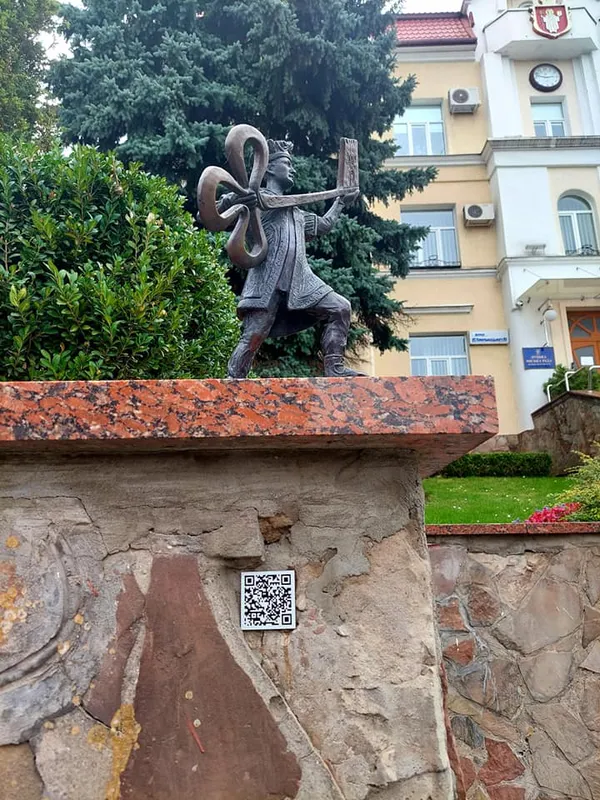Луцьких кликунів «озброїли» QR-кодами (фото)