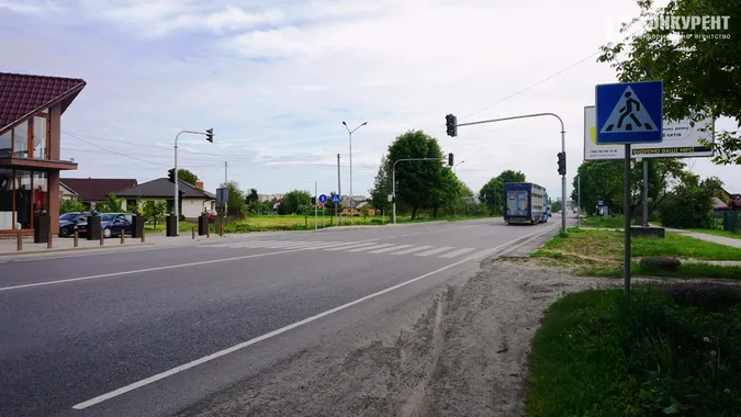 Чому на Об'їзній у Рованцях досі не працюють нові світлофори (фото)