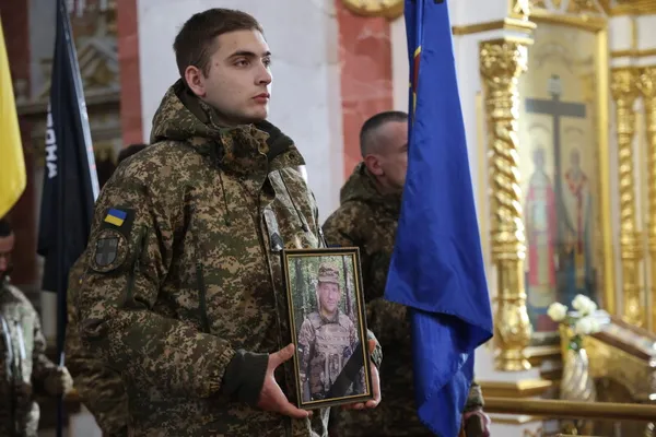 У Луцьку провели в останню дорогу полеглого нацгвардійця Анатолія Кравчука (фото)