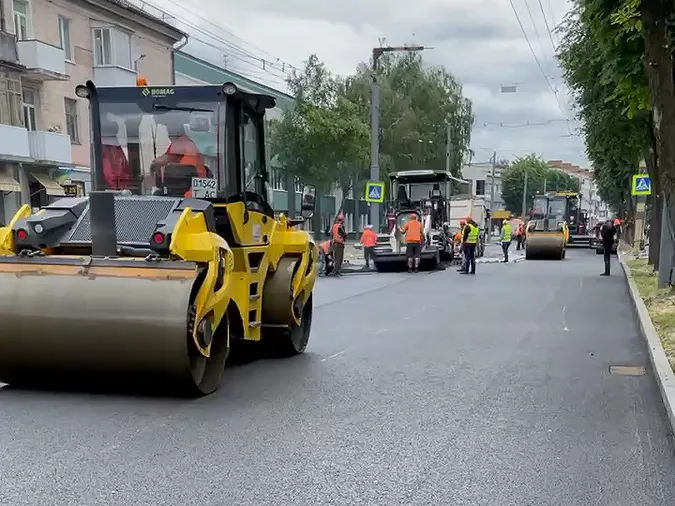 У Луцьку на Волі почали вкладати асфальт (фото, відео)