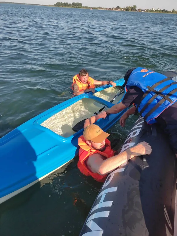 Перекинулися на байдарці: на Світязі з води дістали двох чоловіків (фото)