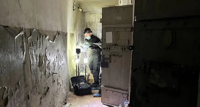 Кімната тортур та журнал затриманих: в Ізюмі знайшли катівню (відео)