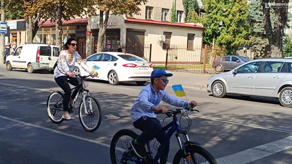 З байкерами і поліцією: у Луцьку – велопробіг у вишиванках (фото, відео)