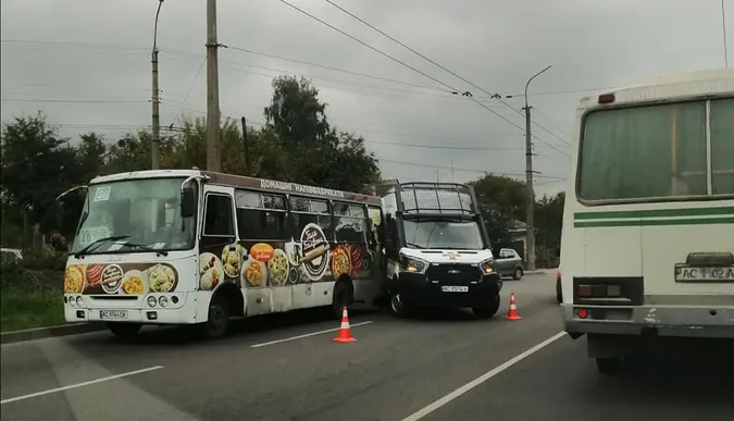 У Луцьку спецавтомобіль нацгвардійців зіткнувся з маршруткою (фото)