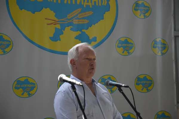 Інженер-механік Раймонд Бюшель  виголошує промову