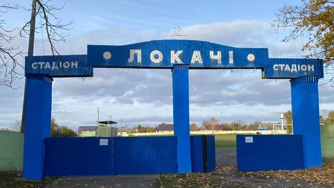 Футбольні ворота вбили студента: на Волині заборонили вхід до стадіону, де загинув підліток (фото)