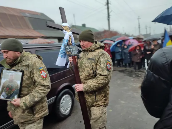 Залишилась дружина і діти: на Волині прощались із військовим Дмитром Мельничуком (фото)