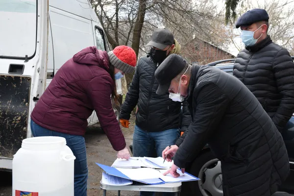 У Луцьку видали засоби для дезінфекції під'їздів (фото, відео)