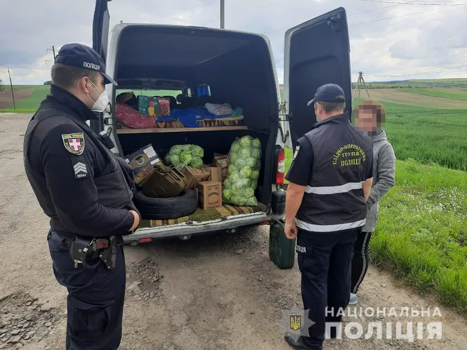На Волині затримали бус зі спиртом в коробках (фото)