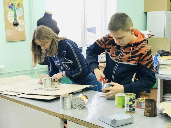 У Баєві школярі на уроках трудового навчання виготовляють окопні свічки (фото)