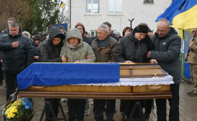 До останнього подиху – за Україну: Рожищенська громада попрощалася з Героєм Сергієм Мандзюком (фото)