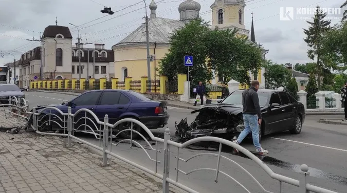 Знесло «передок»: серед Луцька влупилися дві машини і заблокували вулицю (фото)